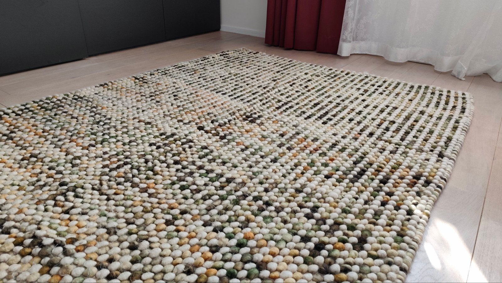 Vloerkleed met bolletjes (pom pom) - pastelkleuren, echt wol, Huis en Inrichting, 100 tot 150 cm, Ophalen of Verzenden, Zo goed als nieuw
