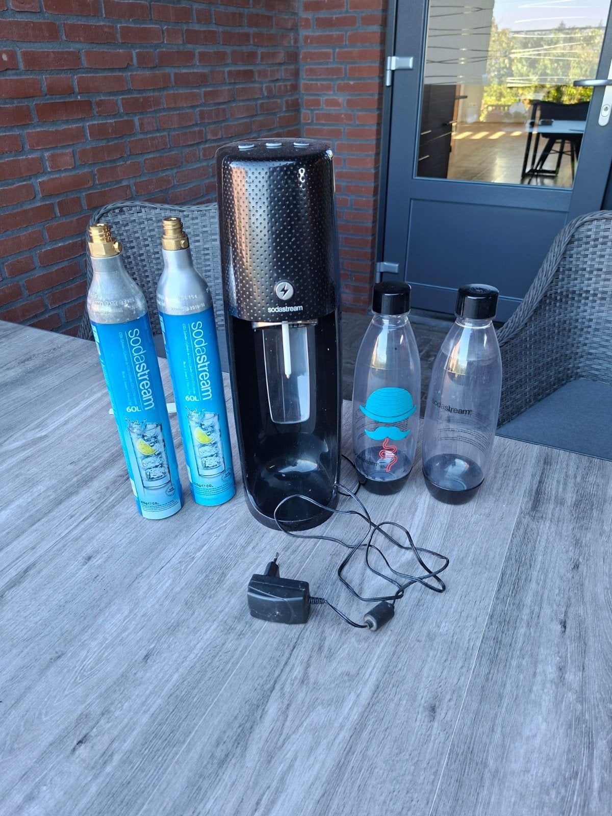 Sodastream E-Terra incl adapter +2 Flessen en 2 Cylinders, Ophalen of Verzenden, Gebruikt
