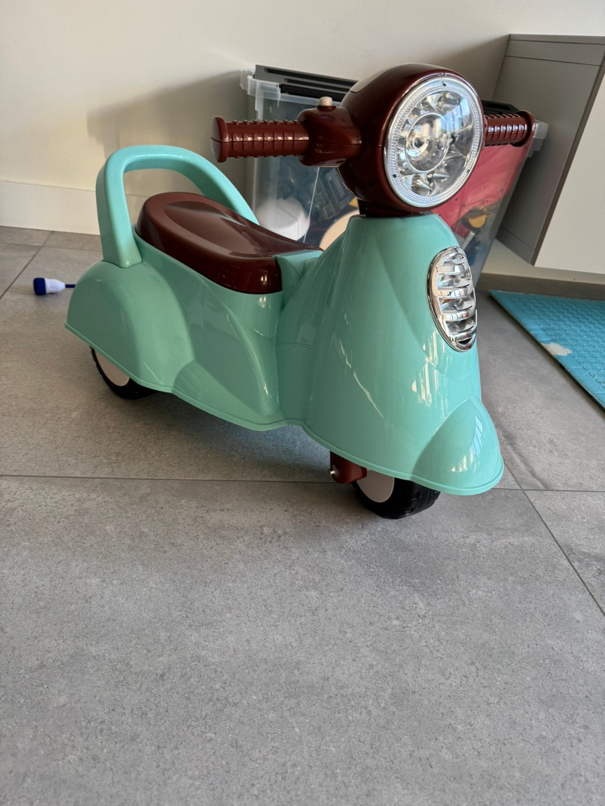 Groene kinder scooter met licht en muziek, Ophalen, Zo goed als nieuw