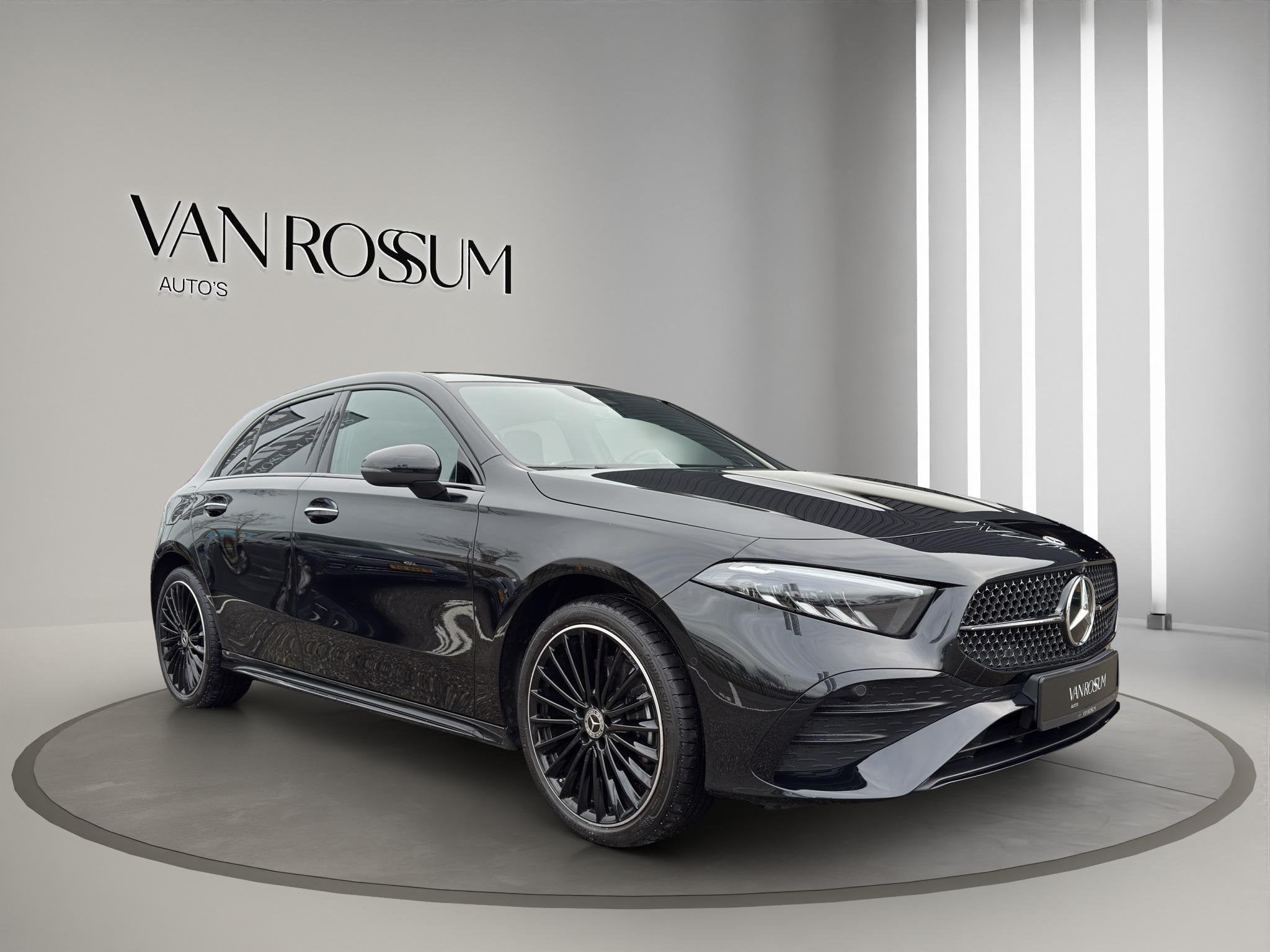 Mercedes-Benz A-klasse 250 e AMG Line Panoramadak | 19"Velg, Auto's, Gebruikt, 16 kWh, Leder en Stof, Zwart
