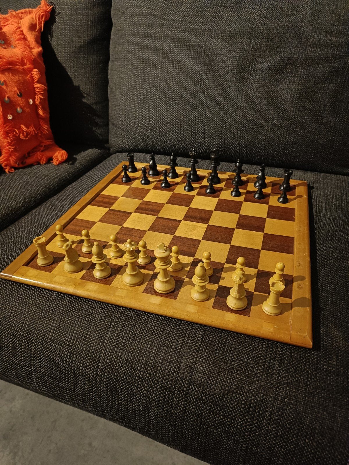 Groot houten dam/schaakbord met stukken - 45x45 cm, Ophalen of Verzenden, Minder dan 500 stukjes, Gebruikt, Schaken