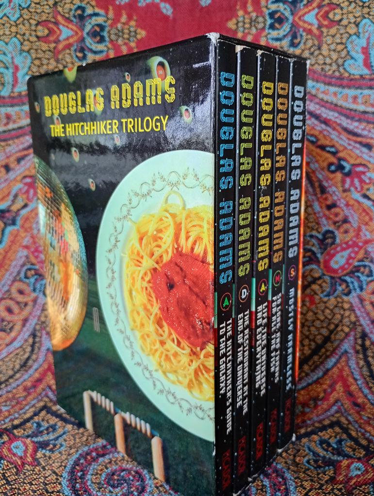 Box The Hitchhiker Trilogy science fiction, Boeken, Science fiction, Ophalen of Verzenden, Gelezen, Douglas Adams