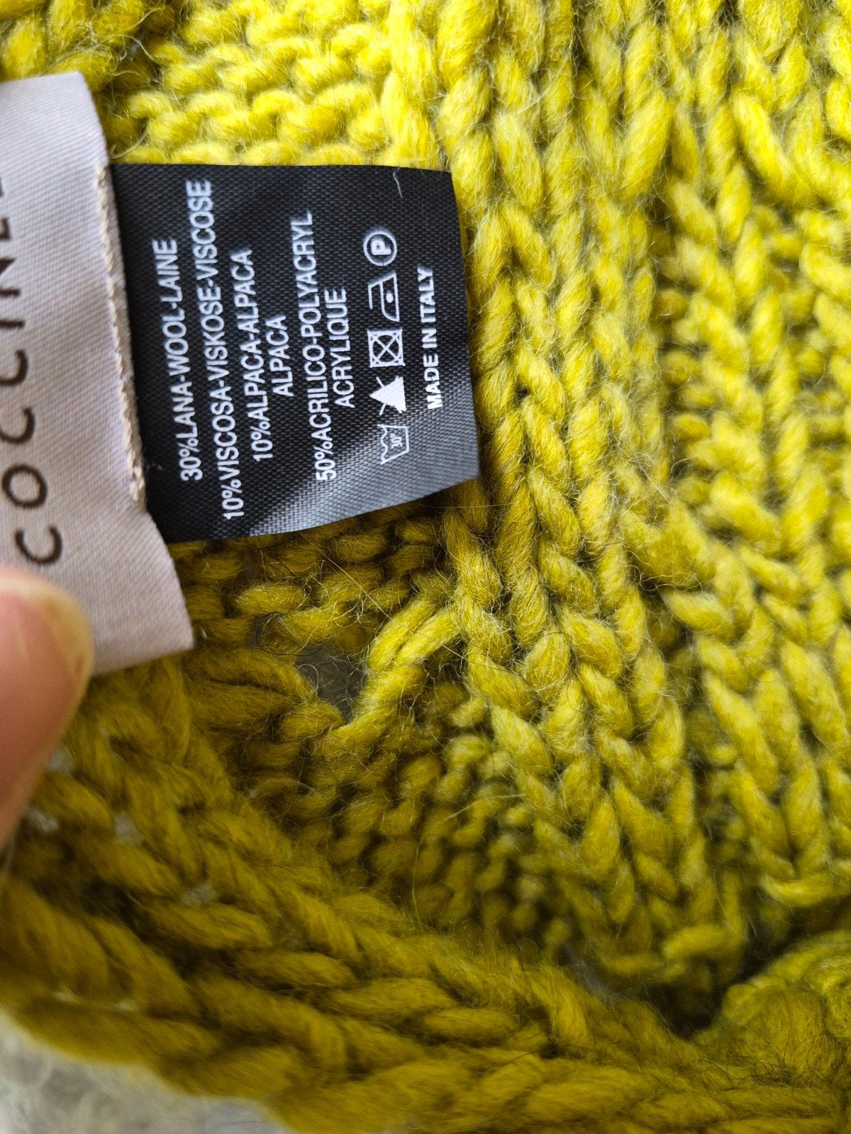 Coccinelle sjaal met pompons en gouden detail, Kleding | Dames, Nieuw, Ophalen of Verzenden, Sjaal, Maat 46/48 (XL) of groter