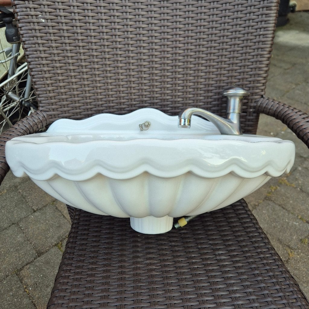 Decoratief Frans fonteintje schelp met hartje 43x26cm, Ophalen of Verzenden, Zo goed als nieuw, Wastafel