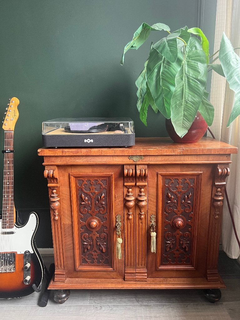 Antieke houten kast met sierlijk houtsnijwerk, Ophalen