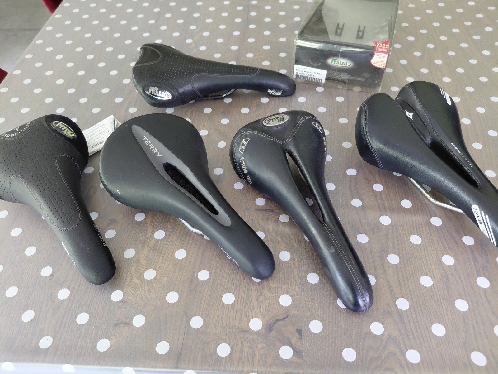 Zadels; Selle Italia (o.a nieuw) Terry en Specialized(dames), Ophalen