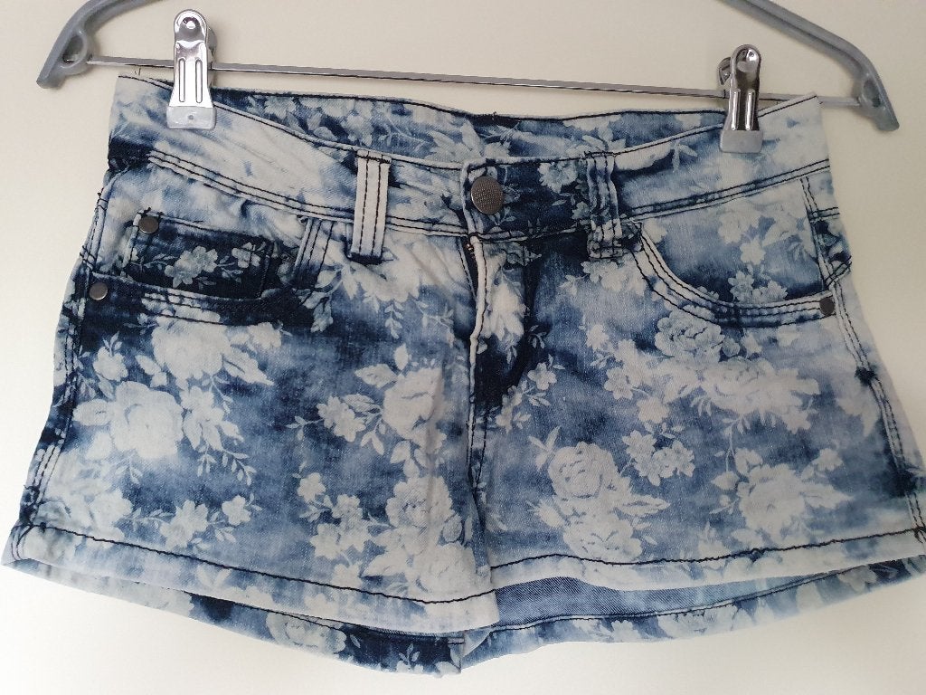 Gebloemde korte spijkerbroek maat 26, Kleding | Dames, Broeken en Pantalons, Kort, Blauw, Ophalen of Verzenden, Maat 34 (XS) of kleiner