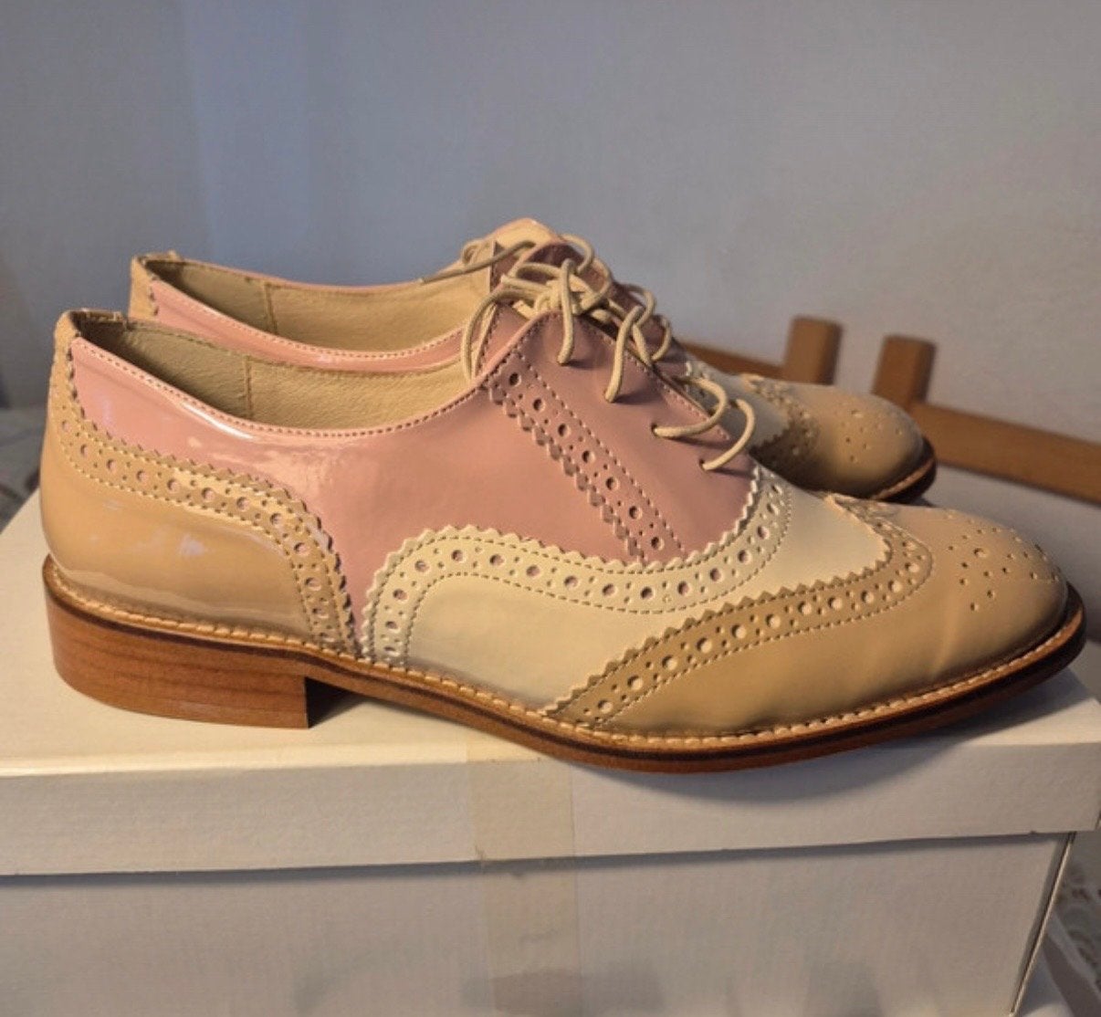Zomerse lakleren damesschoenen - Alba Moda, Kleding | Dames, Schoenen, Ophalen of Verzenden, Nieuw, Overige kleuren, Schoenen met lage hakken