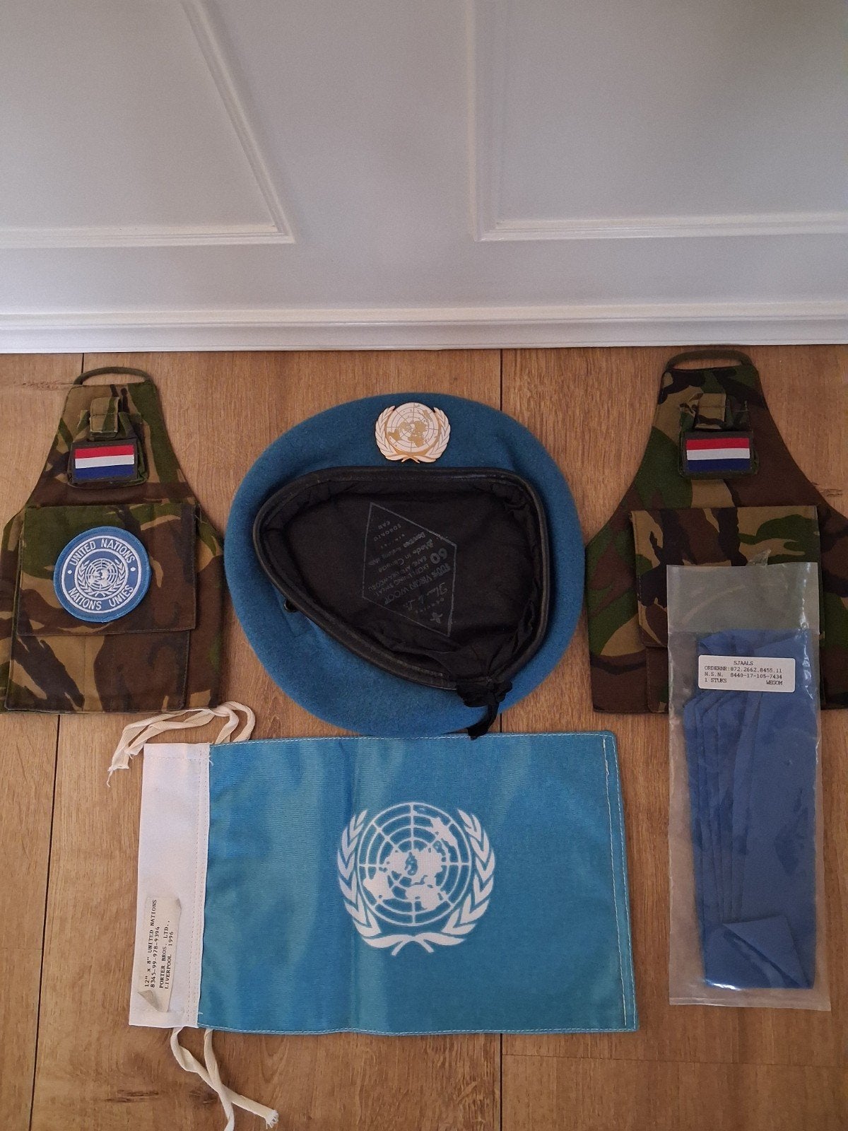 Blauwe Baret.VN-UN.2x Armlet-Autovlag-Sjaal.United Nations., Ophalen of Verzenden, Landmacht, Nederland, Helm of Baret