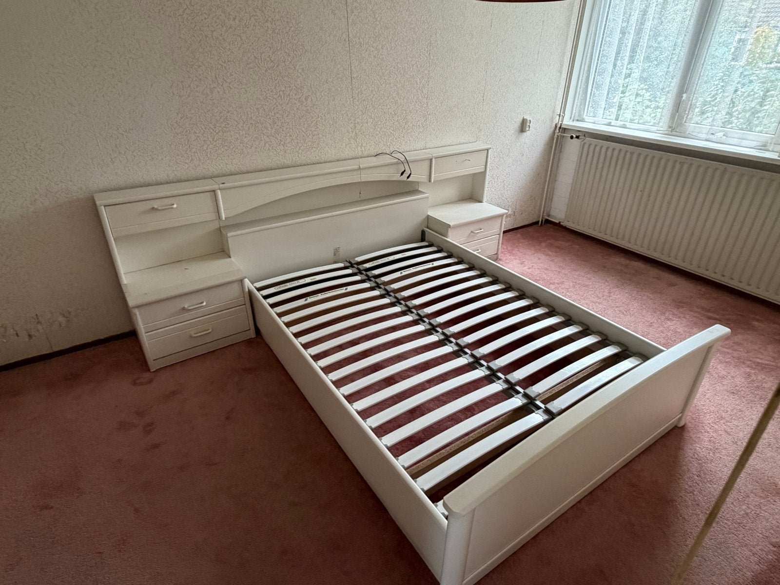 Tweepersoonsbed met nachtkastjes en lattenbodems, Ophalen, Gebruikt, Wit, Tweepersoons