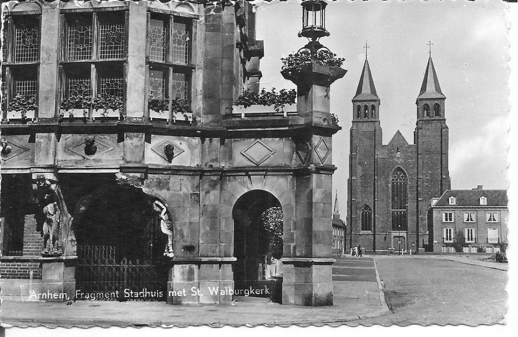 Ansichtkaart Arnhem: Stadhuis en St. Walburgkerk (1961), Ophalen of Verzenden, 1960 tot 1980, Gelopen, Gelderland