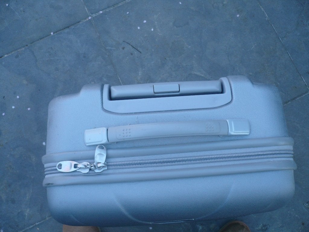 een grijze reiskoffer met wieltjes en uittrekhandvat, Wieltjes, 40 tot 60 cm, Gebruikt, 20 tot 30 cm