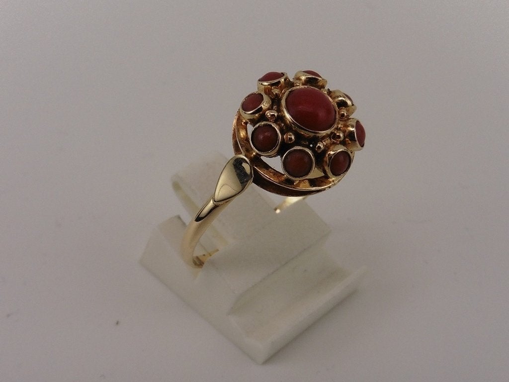 Gouden damesring rozet met bloedkoraal                   G63, Sieraden, Tassen en Uiterlijk, Gebruikt, Ophalen of Verzenden, .