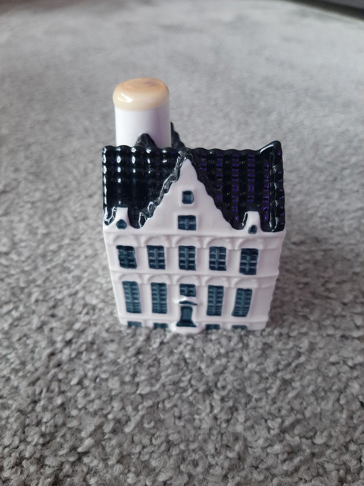 KLM huisje nr. 105, Ophalen of Verzenden, Zo goed als nieuw, Gevuld