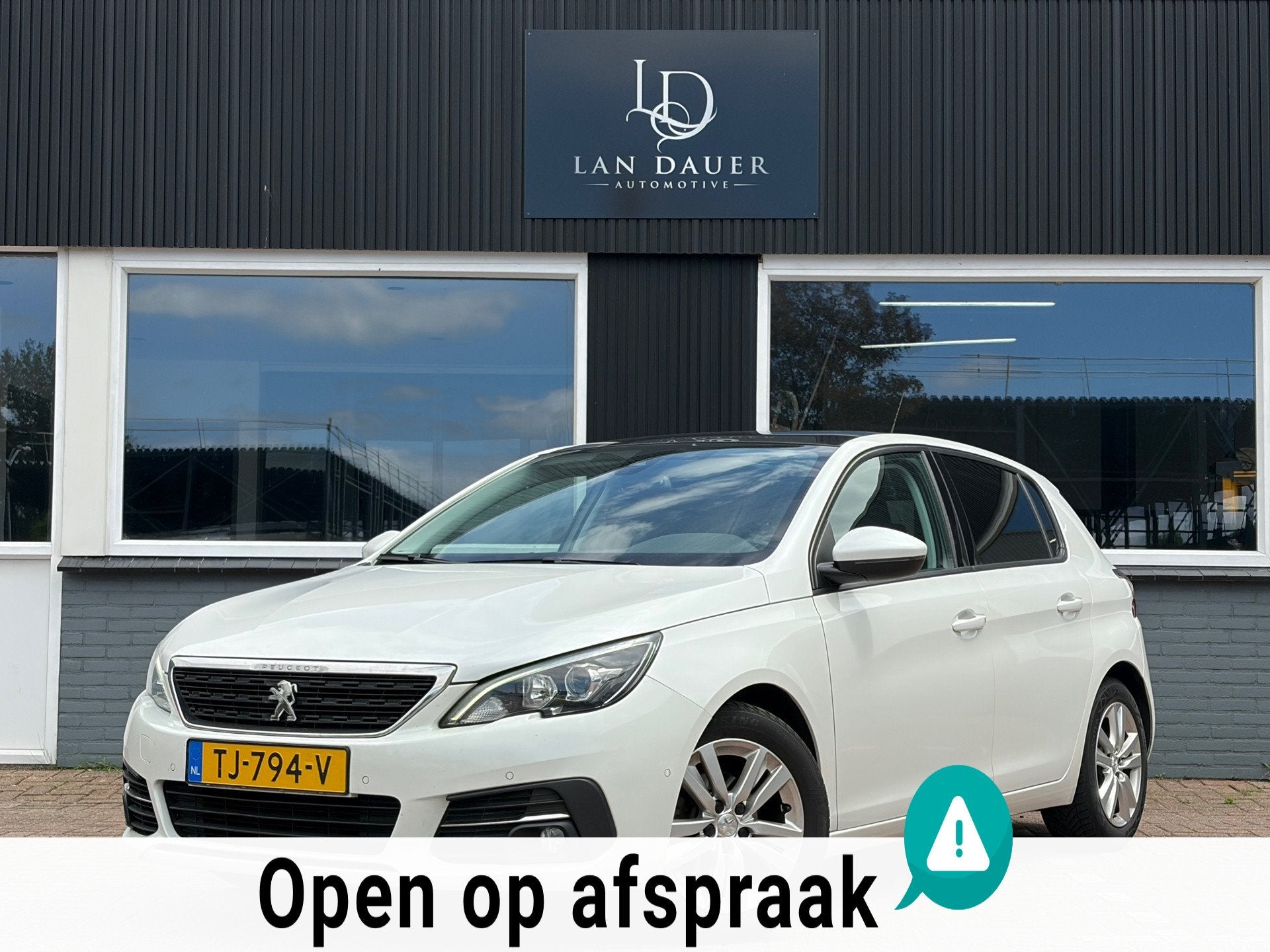 Peugeot 308 1.2 PureTech Blue Lease Executive / Pano / Parel, Auto's, Peugeot, Voorwielaandrijving, Gebruikt, Euro 6, 1199 cc
