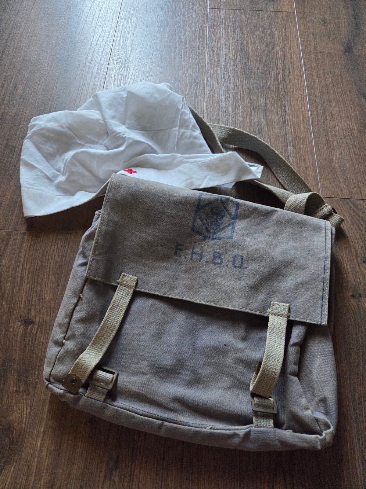 Oude EHBO tas BB (Burgerbescherming) met hoofddoek 1947-1950, Ophalen of Verzenden