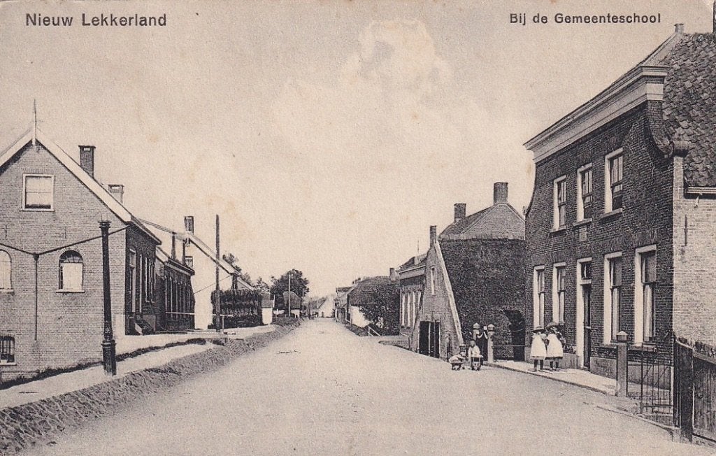 741V Nieuw Lekkerland, Bij de Gemeenteschool, 1930, Ophalen of Verzenden, 1920 tot 1940, Gelopen, Zuid-Holland