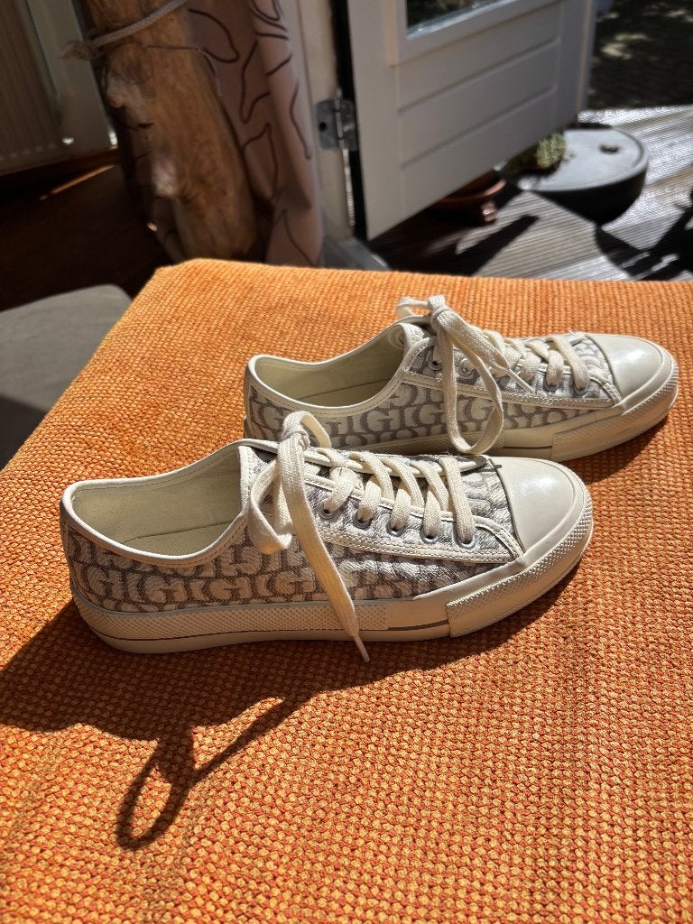 Guess dames sneakers  heel mooi zo goed als nieuw, Guess, Wit, Ophalen of Verzenden, Sneakers of Gympen