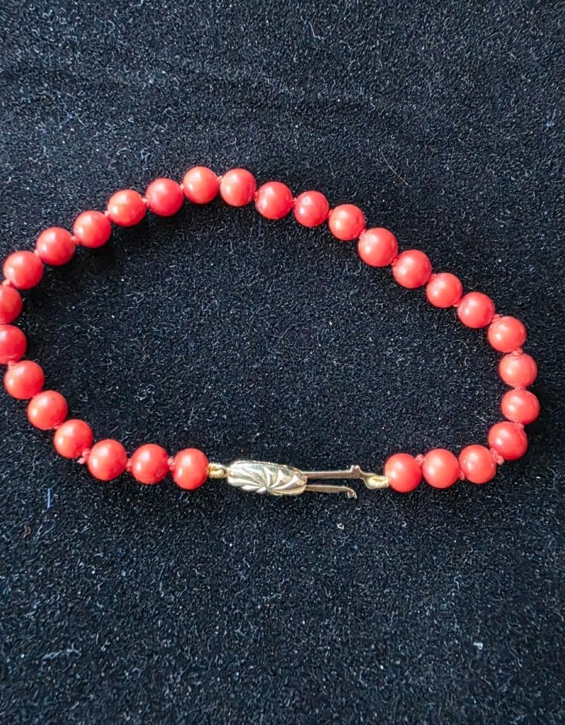 Bloedkoralen armband met antieke 14 K geelgouden slot, Ophalen of Verzenden, Zo goed als nieuw, Met edelsteen, Goud