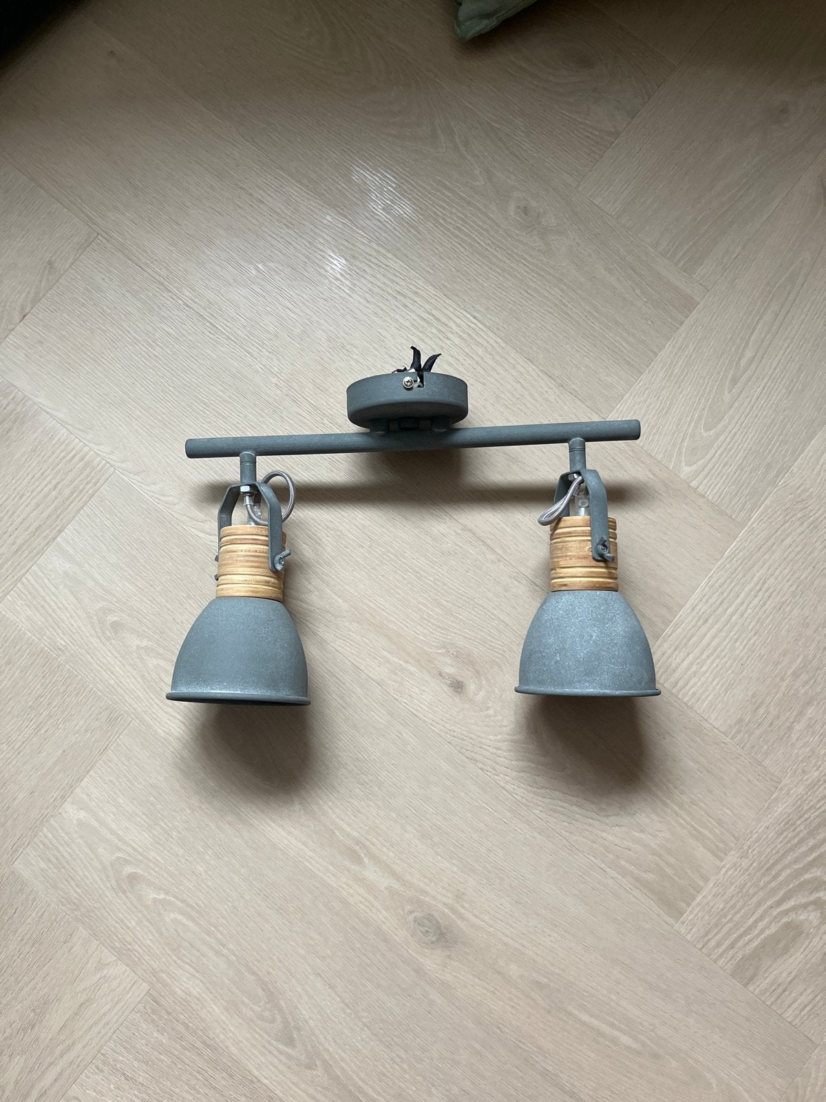 Mat grijze plafondlamp met 2 lichtbronnen, Huis en Inrichting, Lampen | Plafondlampen, Ophalen, Grijs, Zo goed als nieuw, Plafondlamp