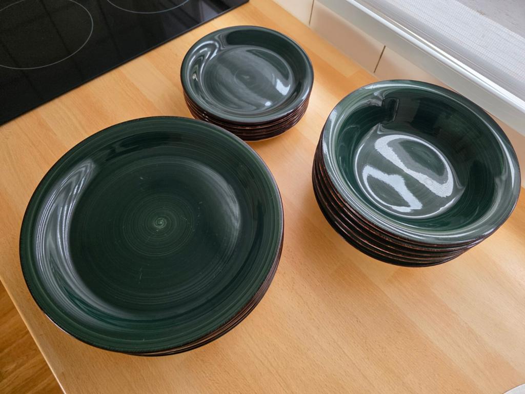 Donkergroen servies: borden, ontbijtborden en kommen, Ophalen, Gebruikt, Keramiek, Effen