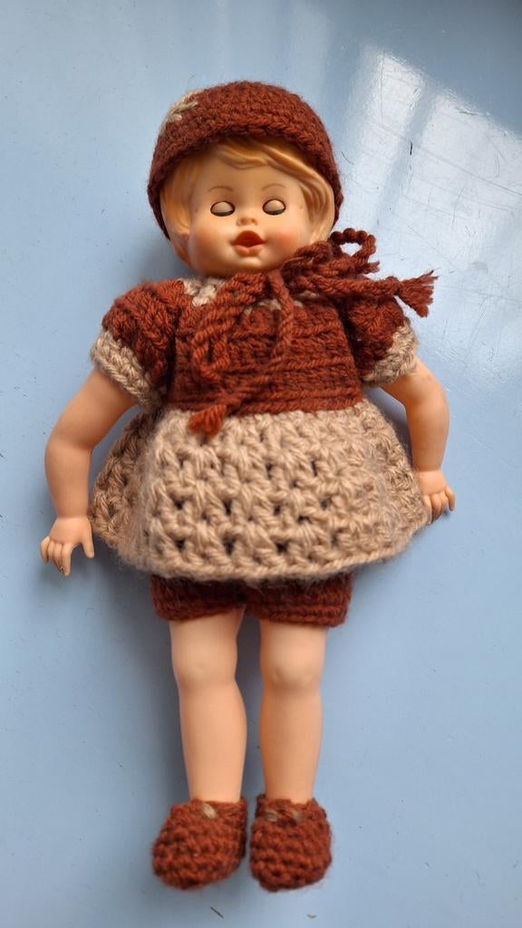 Vintage jaren '60 popje met gehaakte kleding, Verzamelen, Ophalen of Verzenden, Gebruikt, Pop