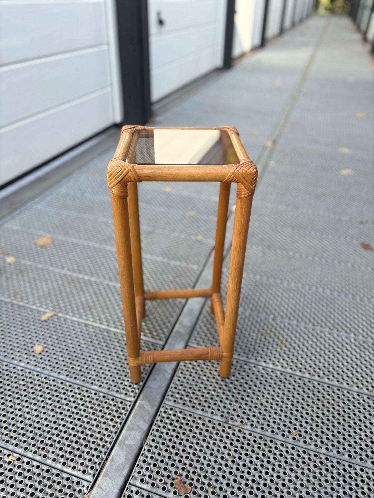 Vintage bamboe plantentafel met glazen blad, Minder dan 55 cm, Gebruikt, Vierkant, Hout