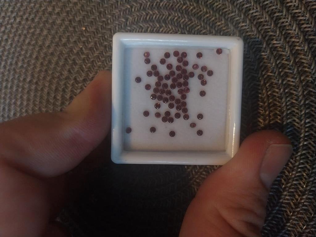 Lot met rode geslepen granaat facet 2mm, Ophalen of Verzenden, Zo goed als nieuw