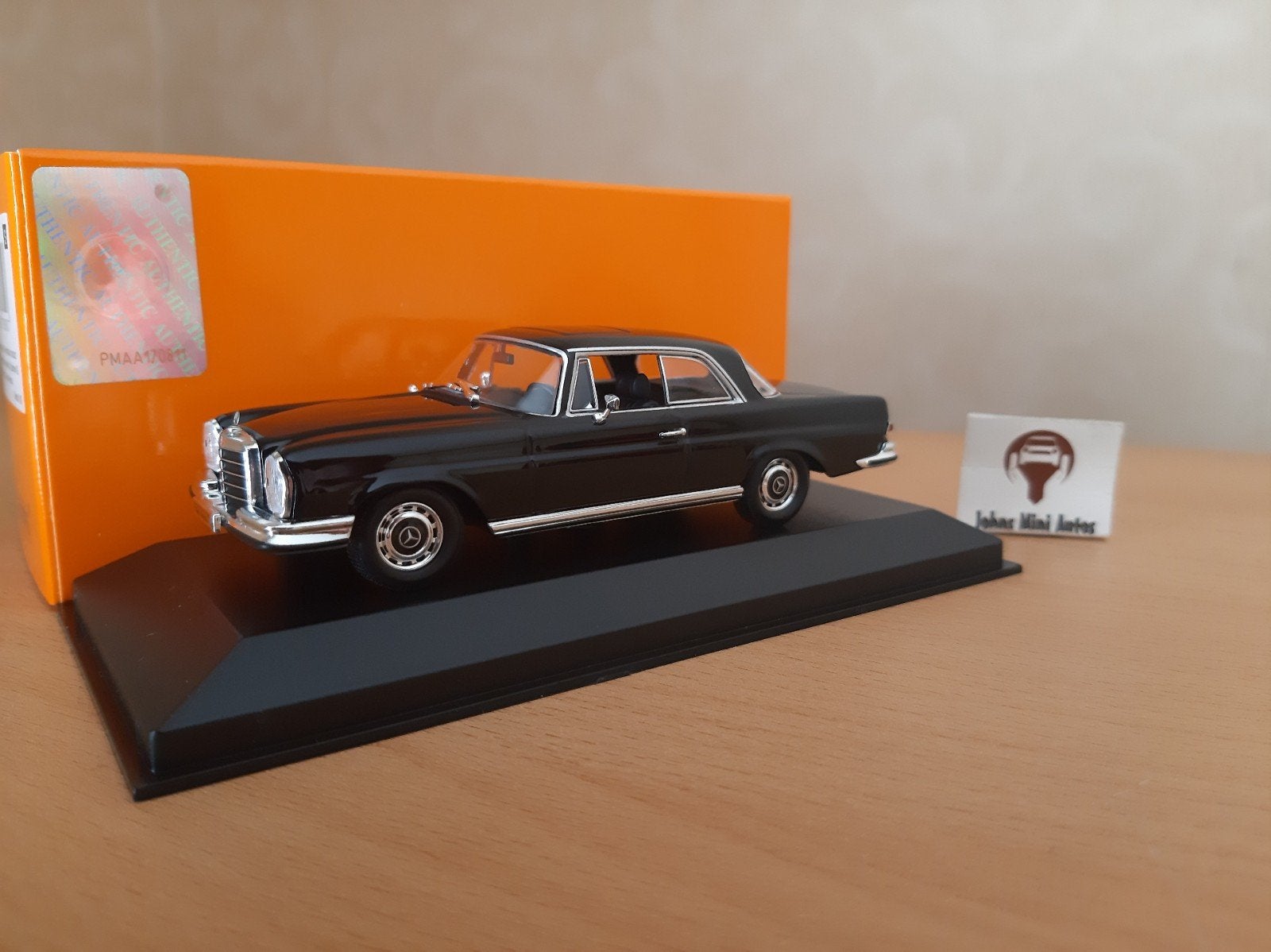 Foto 5 van Mercedes Benz 280SE 3.5 Coupe 1970 zwart van Maxichamps 1:43