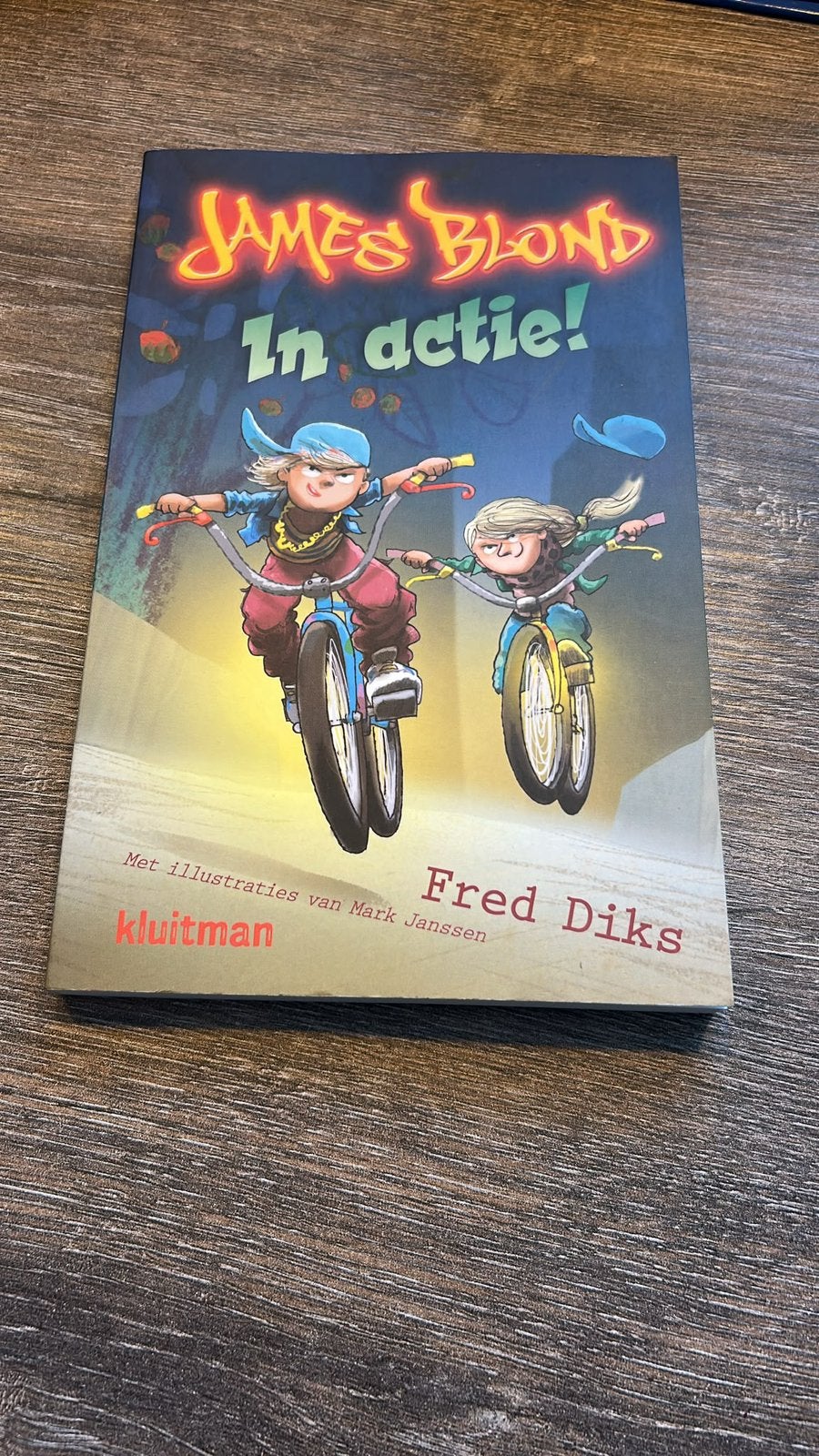 James Blond In Actie! - Fred Diks (Kinderboek), Ophalen of Verzenden, Zo goed als nieuw, Fictie