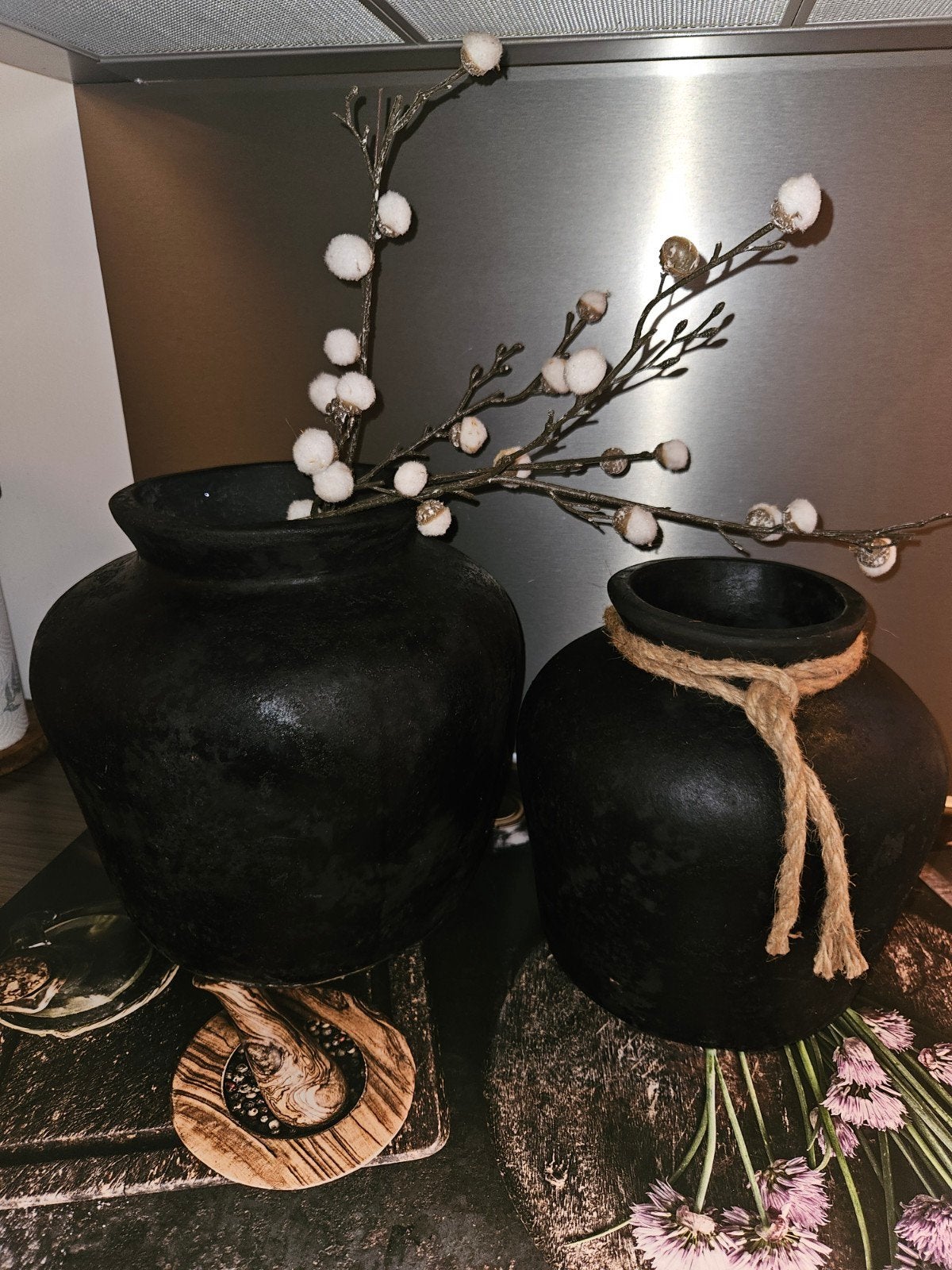 2 grote zware landelijke bloempotten inc takken, Huis en Inrichting, Woonaccessoires | Vazen, Ophalen, Zwart, Natuurlijk materiaal