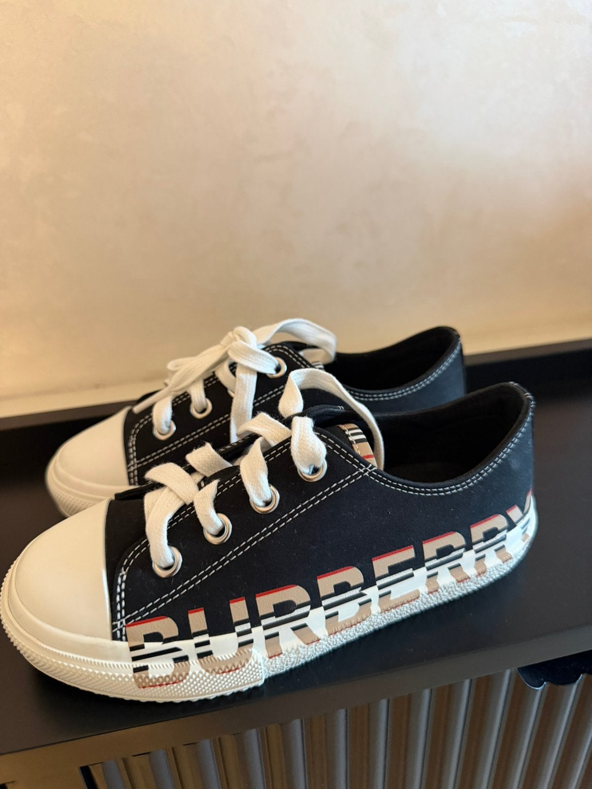 Burberry sneakers maat 30 (origineel) zgan, Ophalen of Verzenden, Zo goed als nieuw, Schoenen