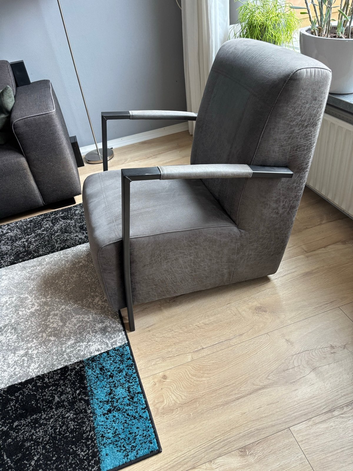 Comfortabele grijze fauteuil met metalen armleuningen, Ophalen, Gebruikt, Eén, Stof