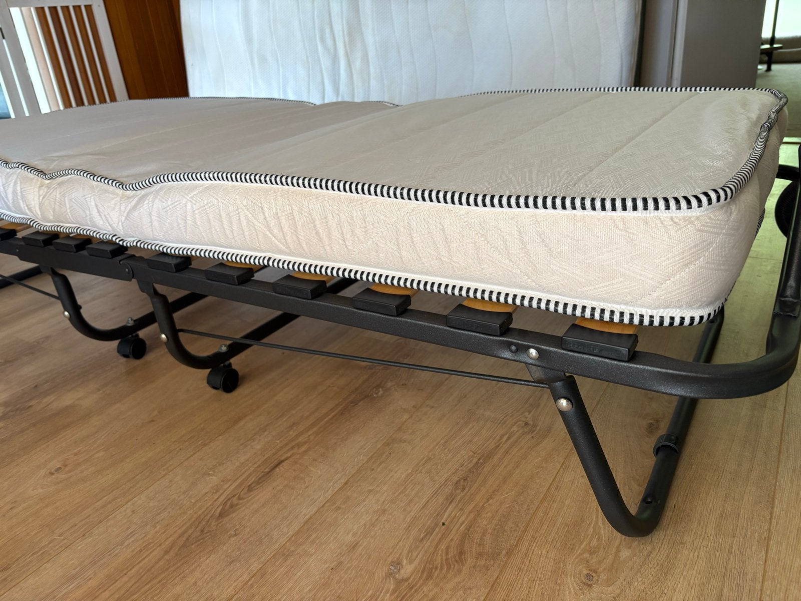 Opvouwbaar logeerbed met matras - 75x175 cm, Ophalen, Zwart, 190 cm of minder, Metaal