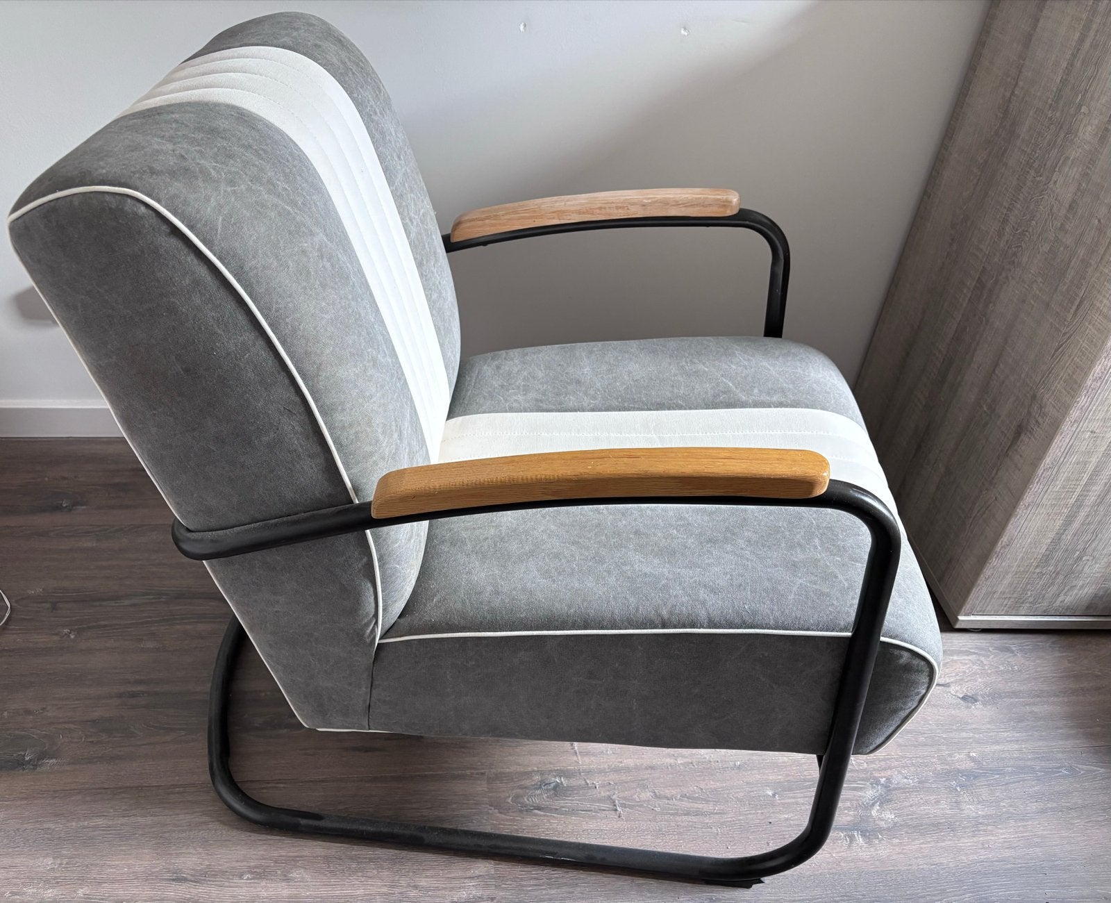 Comfortabele fauteuil grijs/wit met houten armleuningen, Huis en Inrichting, Fauteuils, Ophalen, Gebruikt, 75 tot 100 cm, 50 tot 75 cm