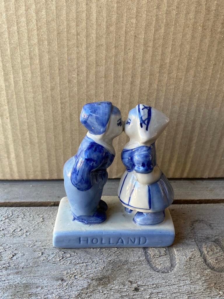 Delfts blauw beeldje Holland kussend stel, Ophalen of Verzenden