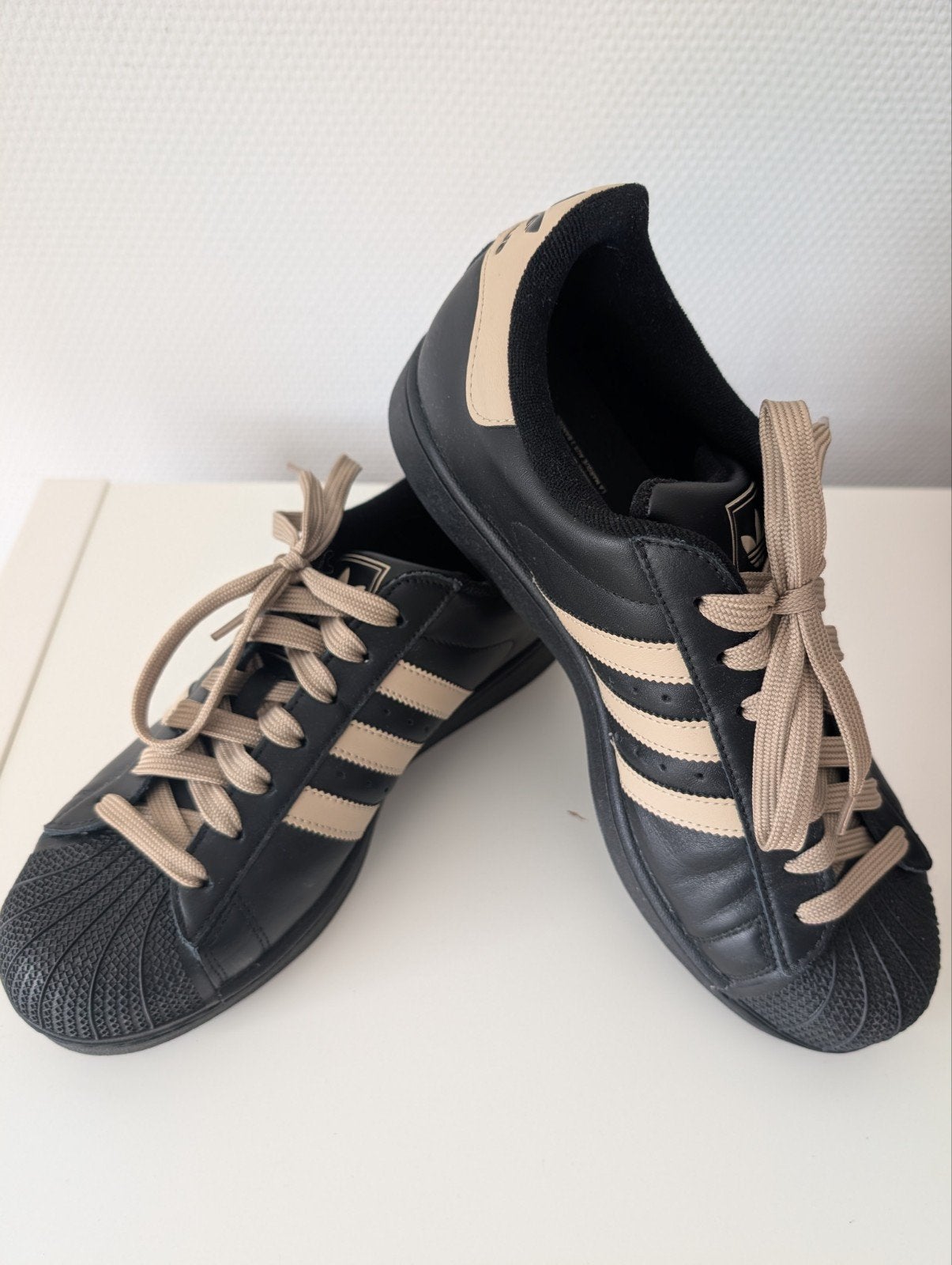 adidas superstar sneakers zwart/ecru 43 1/3 z.g.a.n., Zwart, Ophalen of Verzenden, Zo goed als nieuw, Adidas
