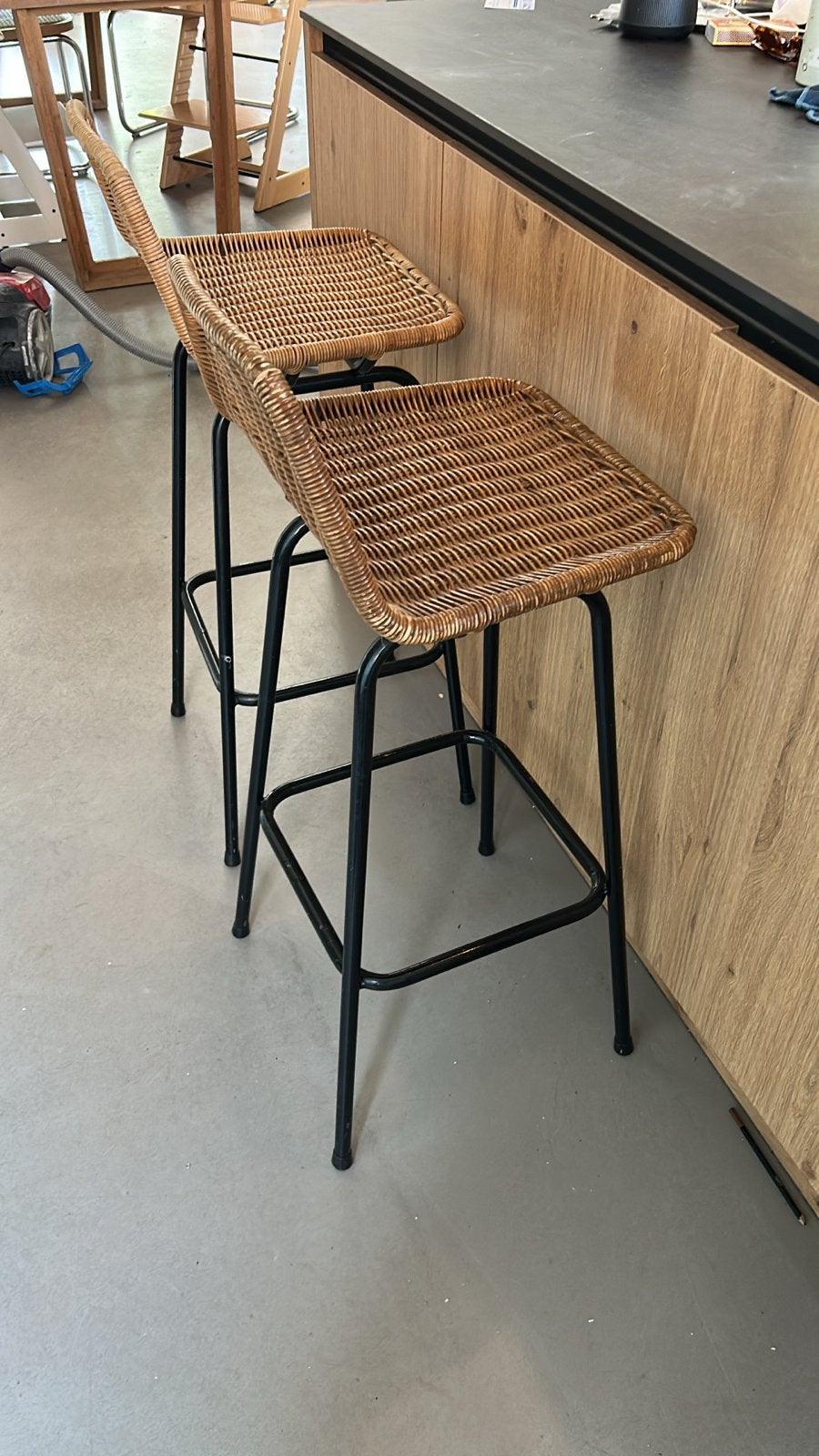 Twee rieten barkrukken met stalen poten, Ophalen, Gebruikt, 90 cm of meer, Riet