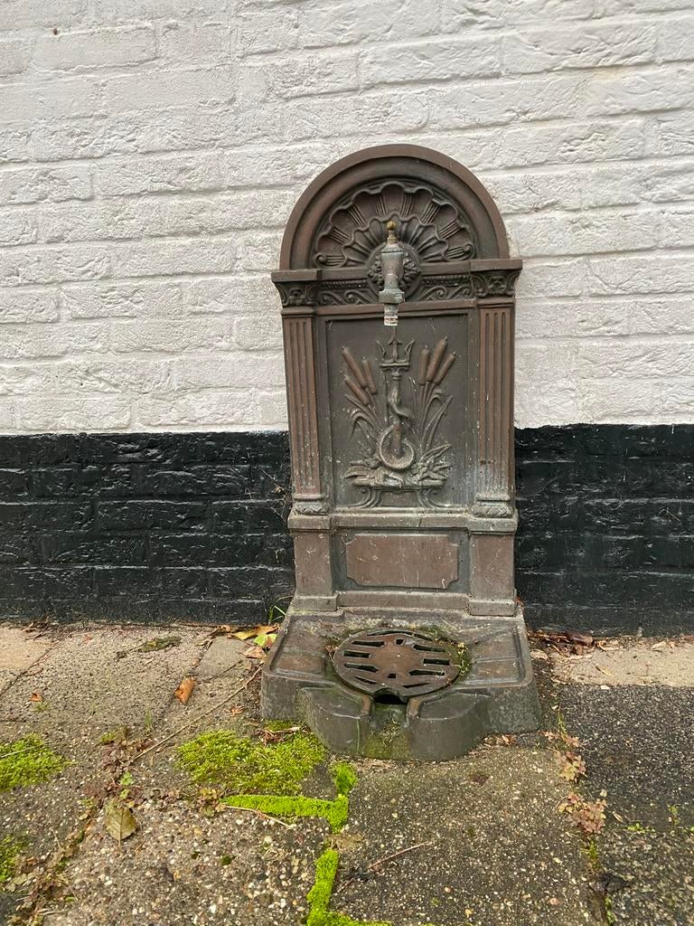 Zware gietijzeren muurfontein met mooie decoraties, Tuin en Terras, Ophalen, Gebruikt, Gietijzer, Fontein