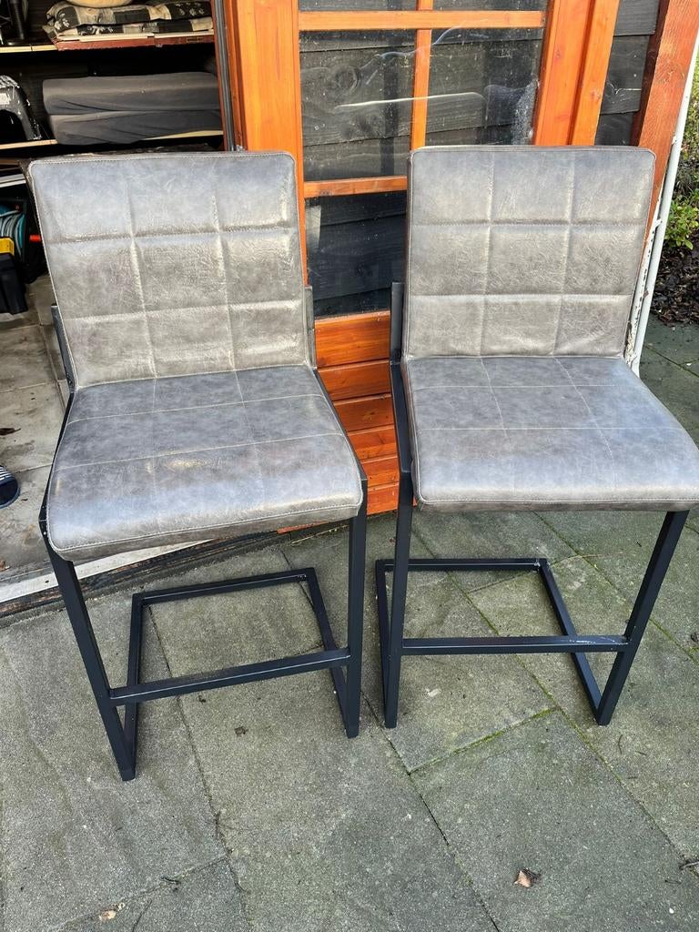 Set van twee moderne barstoelen, Ophalen