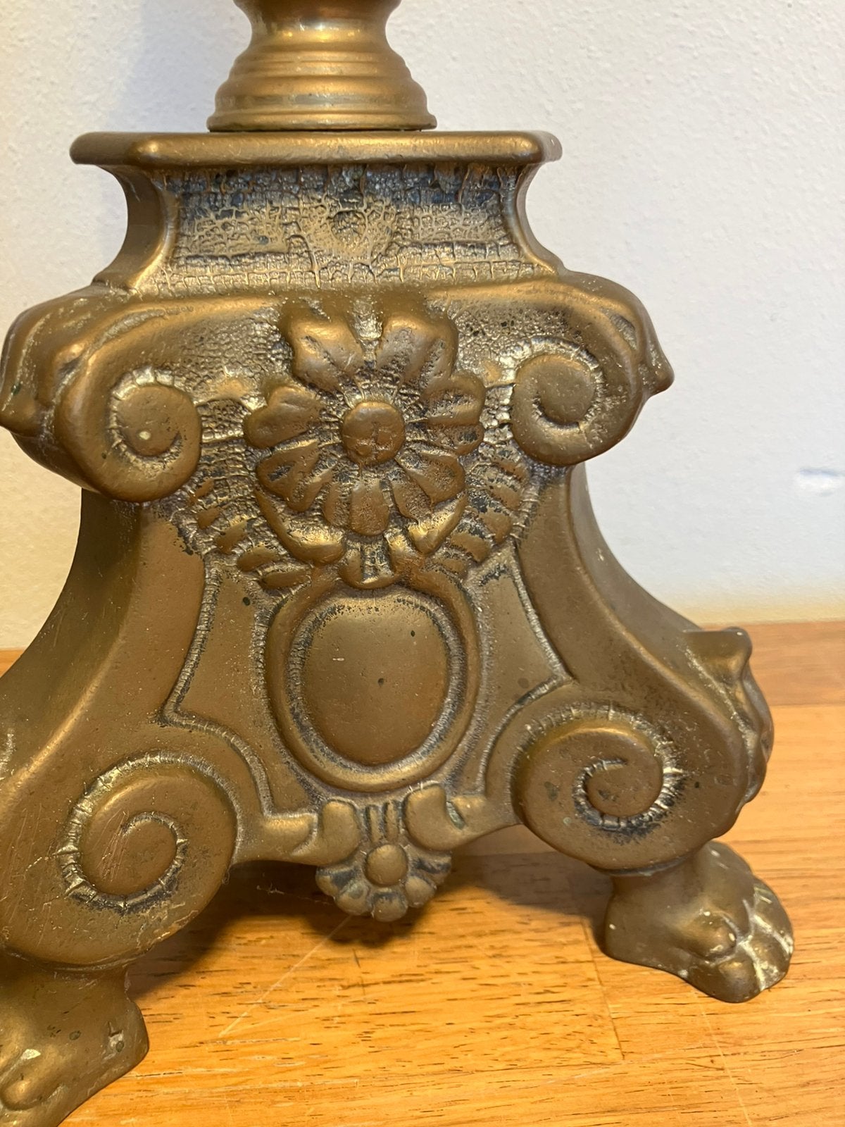 2  grote oude messing kandelaars. 63 cm hoog. Uit een kerk ?, Ophalen of Verzenden, Koper of Brons
