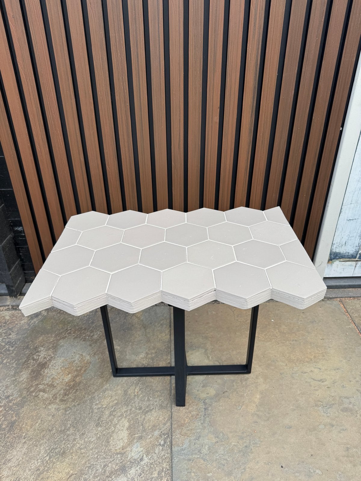Unieke zeshoekige salontafel met tegelblad, Ophalen, Minder dan 45 cm, Metaal of Aluminium, Zo goed als nieuw