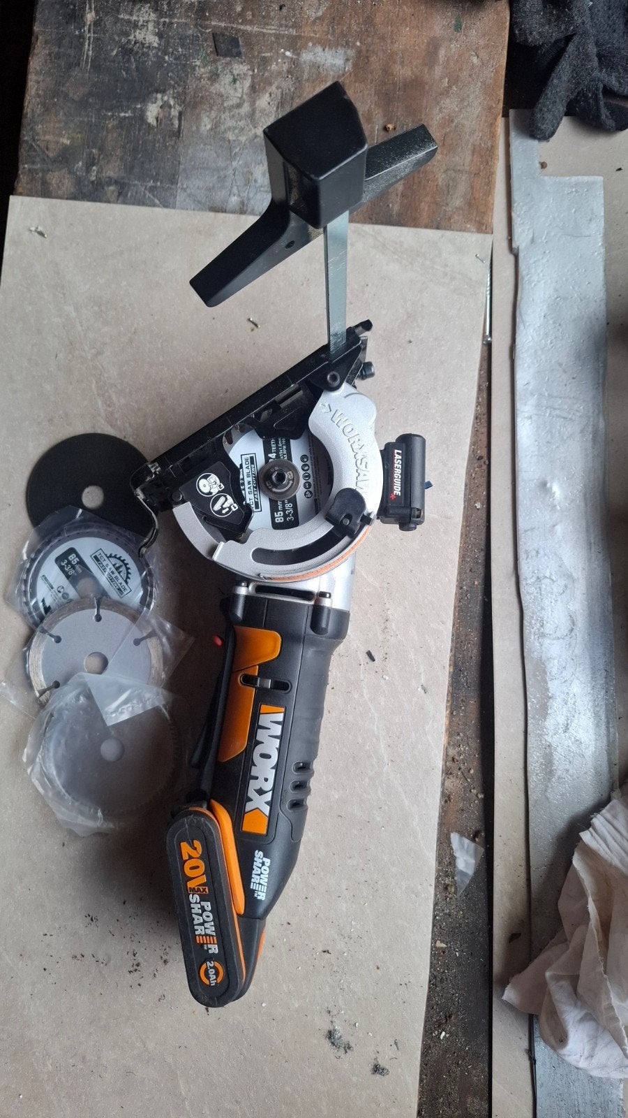 Worx A c c u mini Cirkelzaag met Laser, 5 Bladen en Afstandb, Doe-het-zelf en Verbouw, Gereedschap | Zaagmachines, Minder dan 30 mm