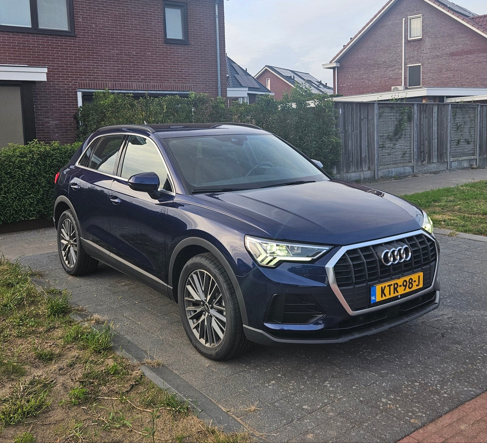 Audi Q3 45 Tfsi e 245pk Phev S Tronic 2022 4x nieuwe banden, Auto's, Blauw, Plug-in hybride, 1395 cc, Lichtsensor