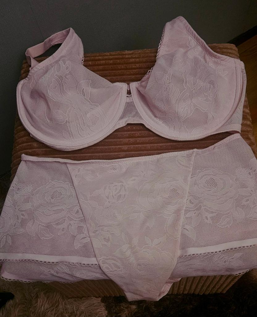 Triumph Lingerie Set - BH Maat F80 & Slip Maat 44, Triumph, Verzenden, Roze, Setje