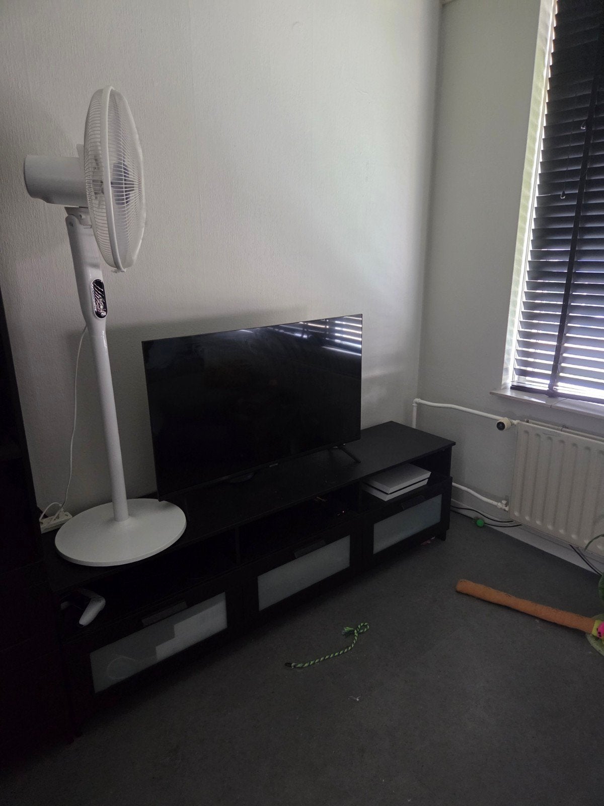 Zwart TV-meubel met opbergruimte en glazen deuren, Huis en Inrichting, Ophalen, Glas, 150 tot 200 cm, Zo goed als nieuw