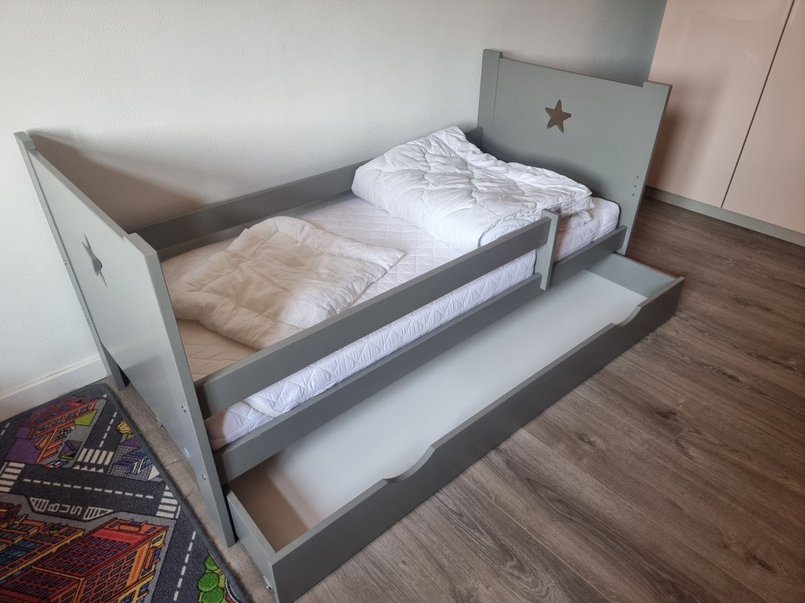 Kinderbed met lattenbodem en uitschuifbare lade, Ophalen, 70 tot 85 cm, 140 tot 160 cm, Zo goed als nieuw