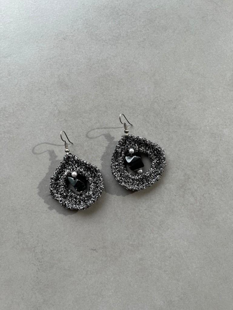 Nieuwe zwart/zilveren gehaakte oorbellen, Sieraden, Tassen en Uiterlijk, Oorbellen, Hangers, Verzenden, Zwart, Nieuw
