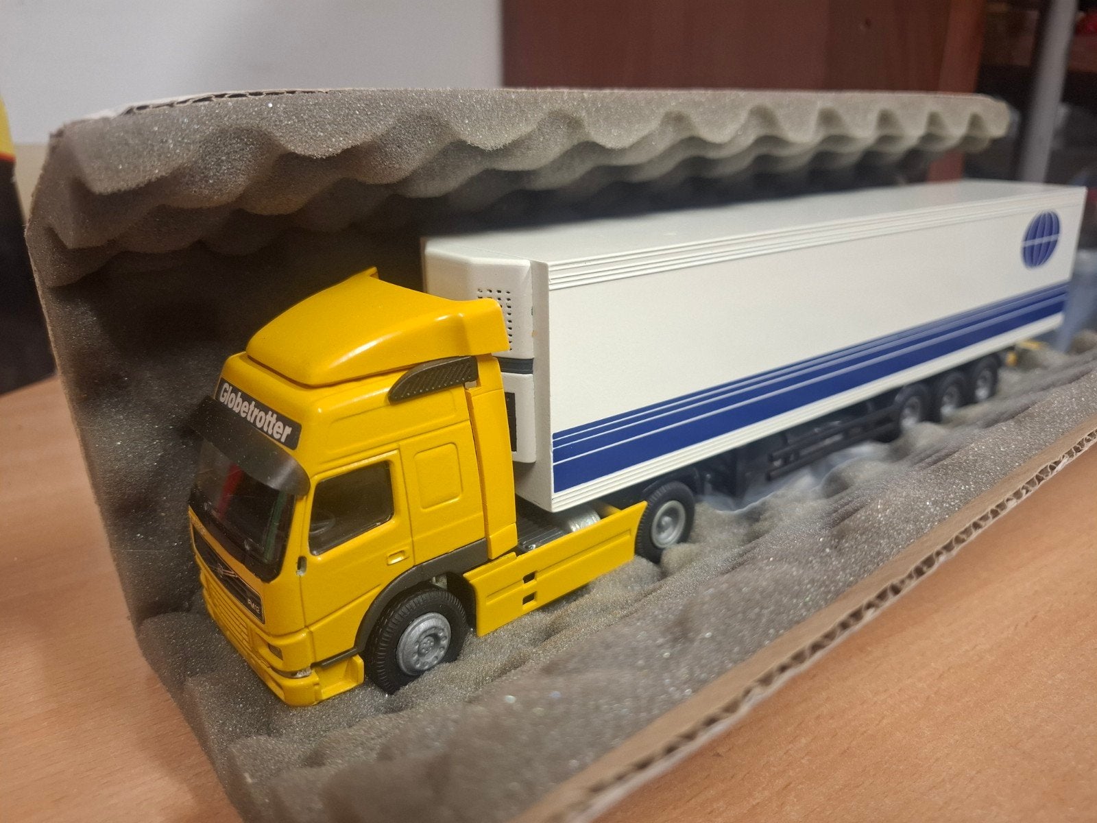 Volvo FM9  Conrad  met doos, Hobby en Vrije tijd, Modelauto's | 1:50, Ophalen of Verzenden, Zo goed als nieuw, Bus of Vrachtwagen
