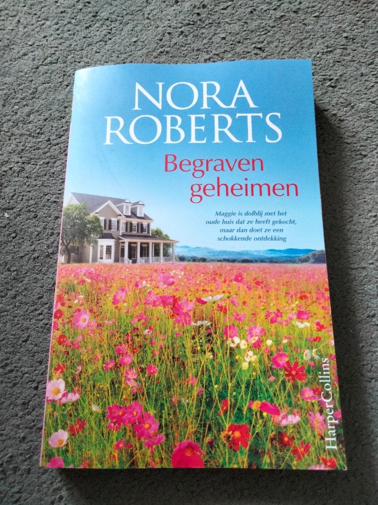 Nora Roberts - Begraven Geheimen & Zomerdromen, Ophalen, Zo goed als nieuw, Nederland, Nora Roberts